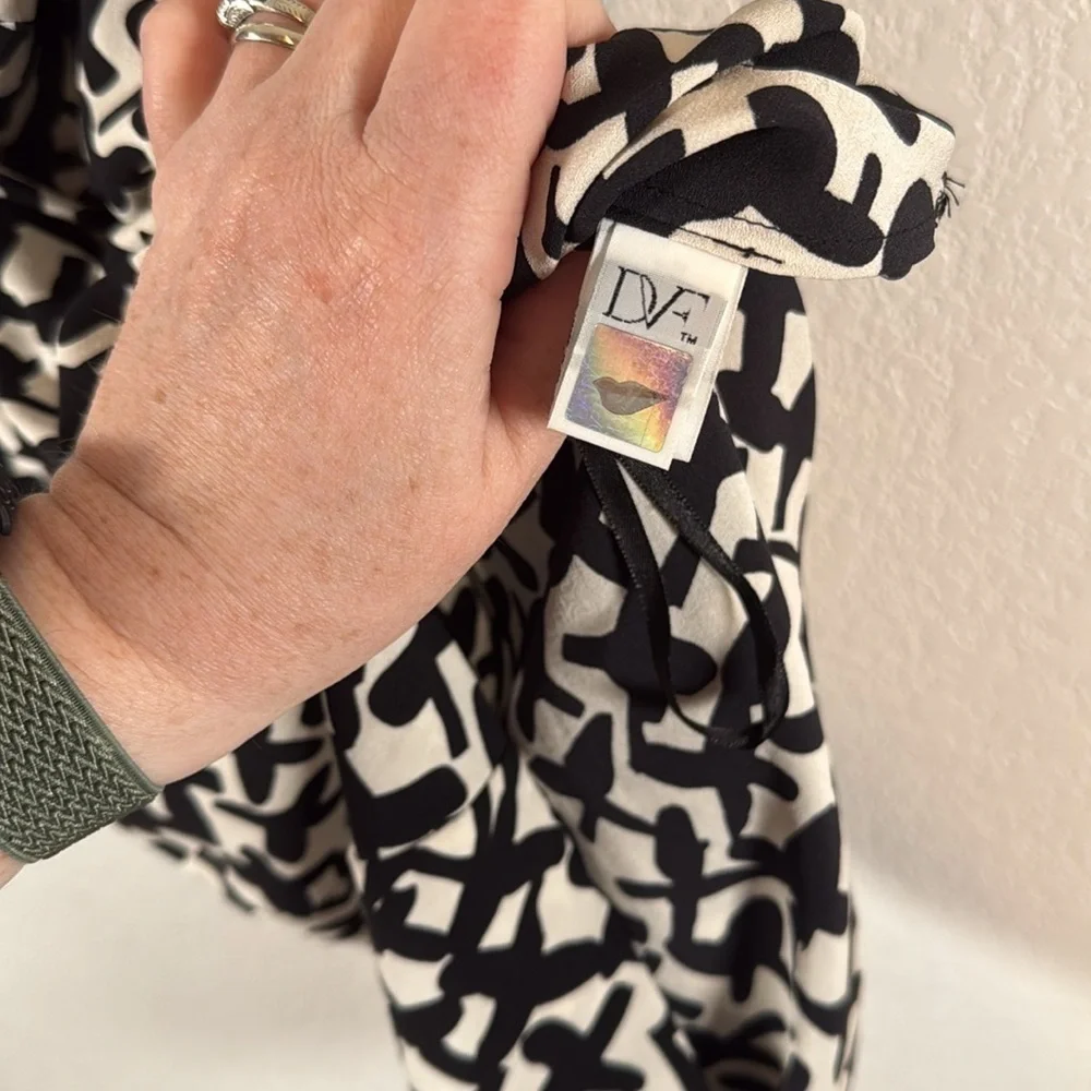 Diane Von Furstenberg Black & White Danil Print Silk Cowl Neck Dress Size 4